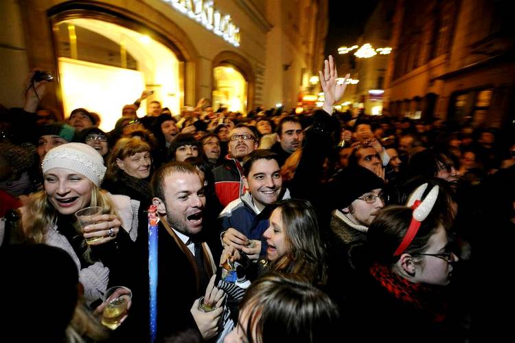 Весело проходит Новогодняя ночь и на центральных пражских площадях