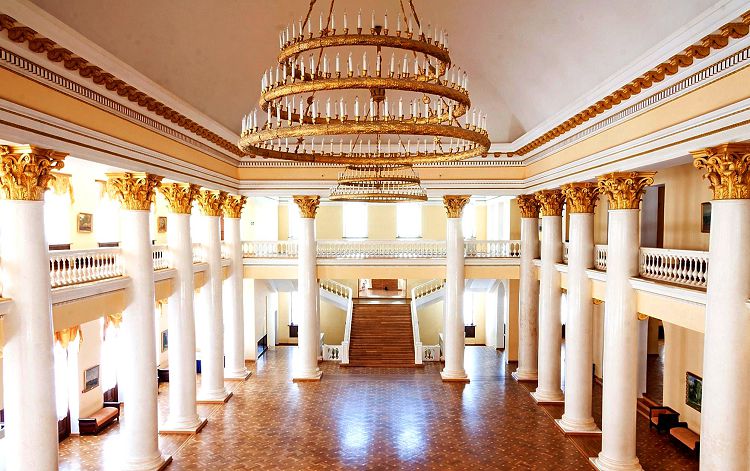 Фойе Зимнего театра завораживает красотой и торжественностью