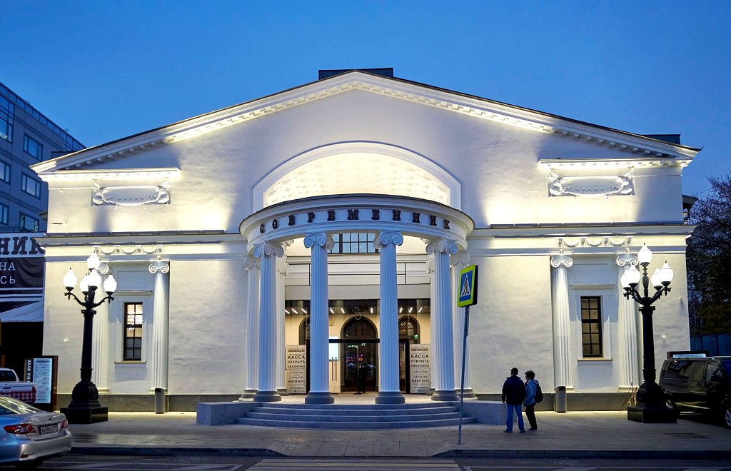 После целого дня пешеходных прогулок приятно посмотреть театральную постановку