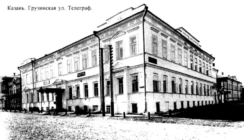 История нынешнего 5-ого здания КАИ началось с возведения на площади здания Почтовой конторы