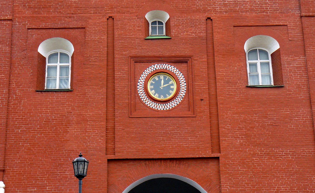 Сегодня на Троицкой башне находятся довольно скромные часы