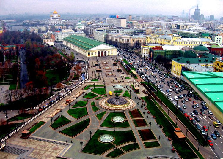 Манежная площадь тоже представляет немалый интерес для туристов