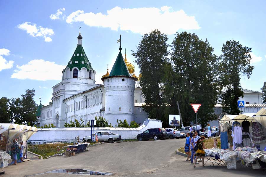 У входа в Ипатьевский монастырь