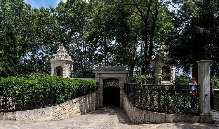 Через эти ворота Четвертого двора можно было уйти в морю