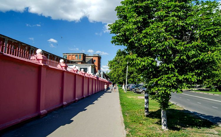 Прогулка по Волжскому проспекту идет вдоль стены Жигулевского пивзавода