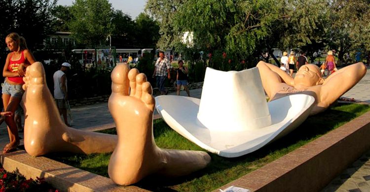 Памятник отдыхающему не менее популярен, чем Белая шляпа или Алые паруса