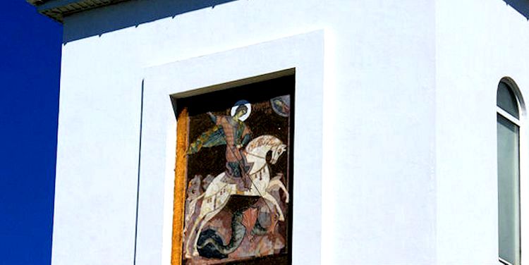 Хрестоматийный мозаичный образ Св.Георгия можно увидеть на фасаде храма