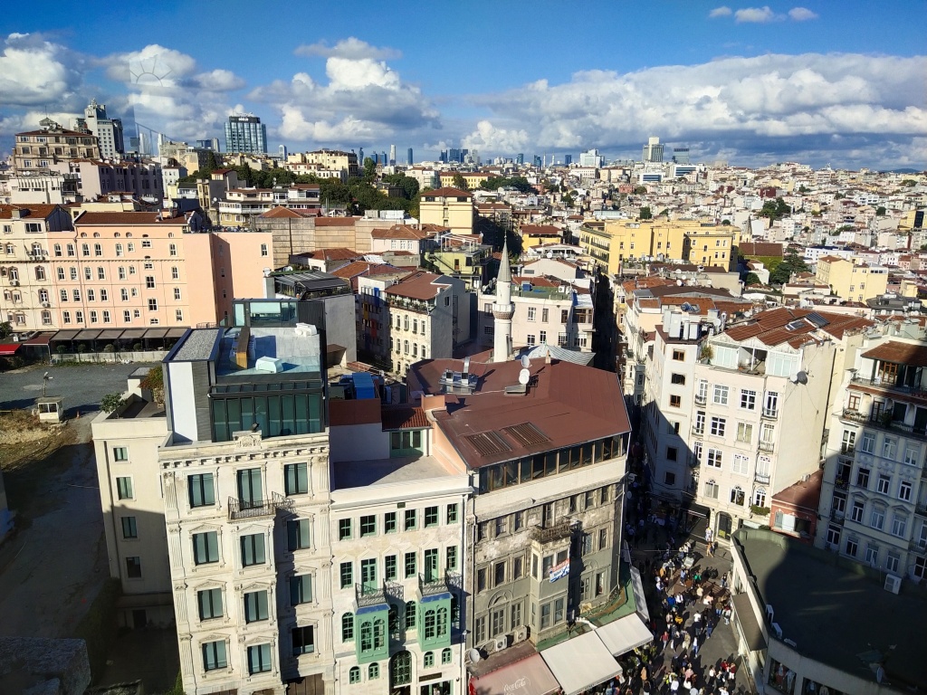 С Галатской башни можно долго наблюдать за жизнью современного Стамбула