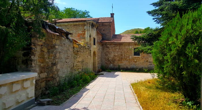 Храмовый дворик Церкви Сурб Саркиса