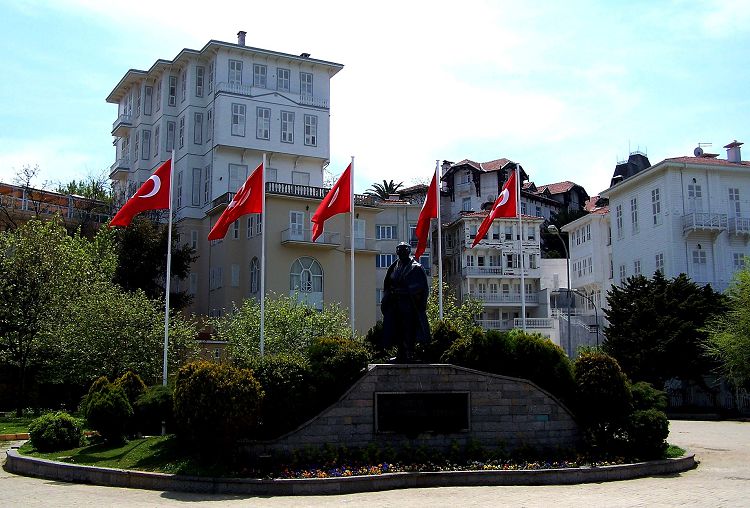 А на главной площади Бююкады можно увидеть памятник Ататюрку