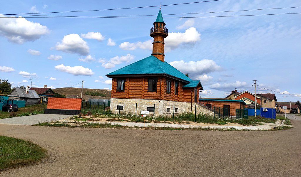 От мечети Татарской Айши нужно повернуть налево по грунтовой дороге