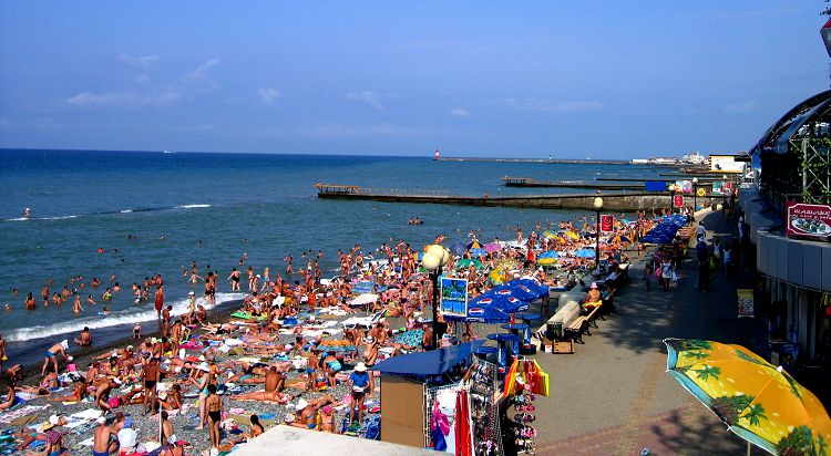 На бесплатной части пляжа "Маяк" всегда многолюдно
