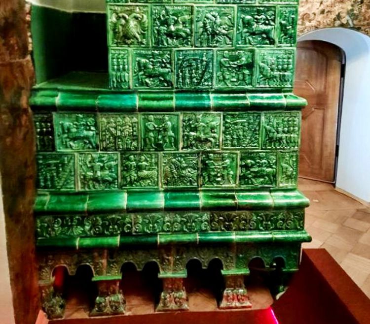 Изразцовую печь в Кабинете боярина можно рассматривать очень долго и детально