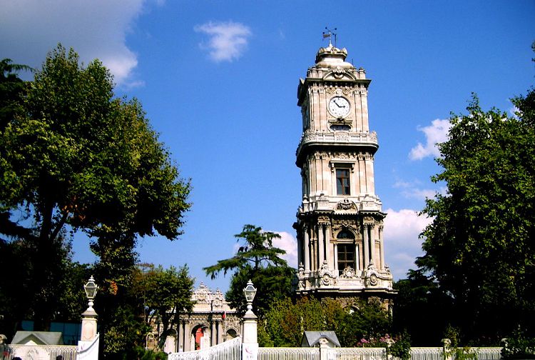 Часовая башня территориально находится между Мечетью и Дворцом Долмабахче