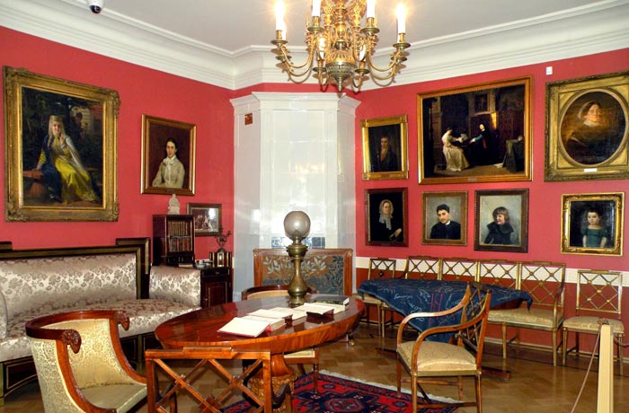 В музейных залах Усадьбы Абрамцево В музейных залах Усадьбы Абрамцево