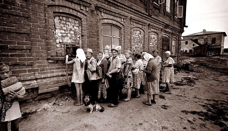 В начале 80-х годов 20 века жители Свияжска вот так стояли в очереди за хлебом 