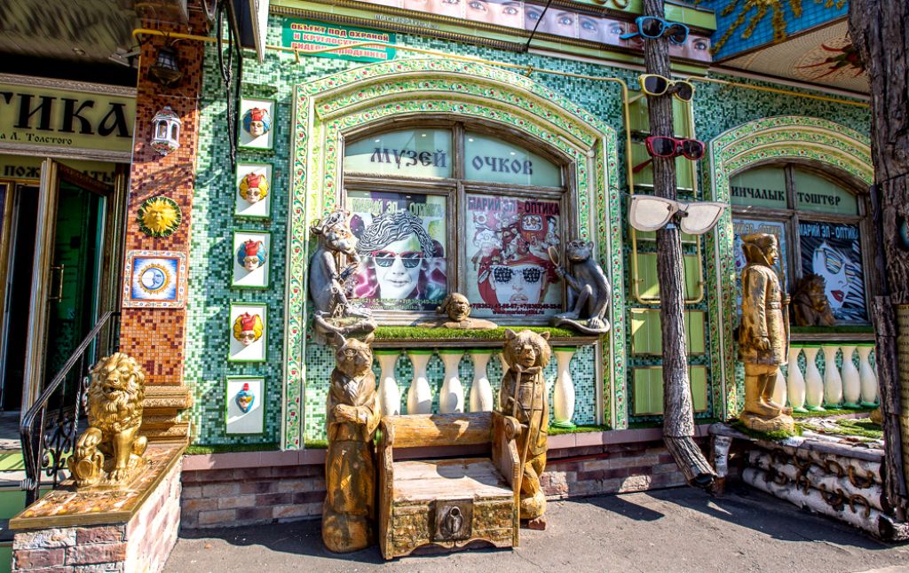 Музей очков находится в окружении сказочных персонажей