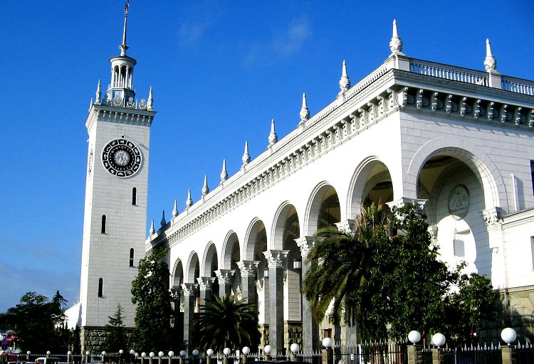 Здание сочинского Ж/д вокзала сооружено в начале 50-х годов 20 века