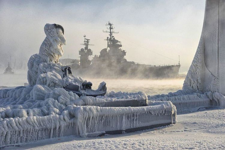 Во время норд-оста морские брызги застывают в фантастических композициях Во время норд-оста морские брызги застывают в фантастических композициях