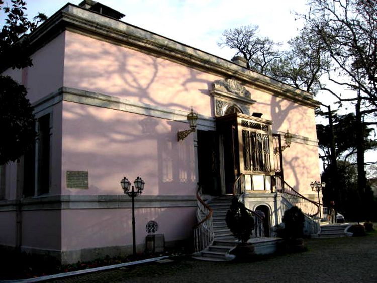 Киоск Чадыр был когда-то небольшим павильоном для отдыха