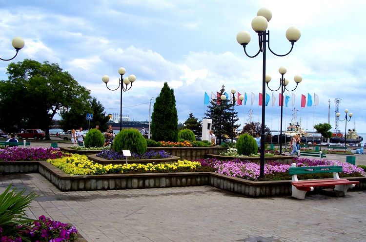 Прогулочные территории Туапсе очень красивы и ухожены