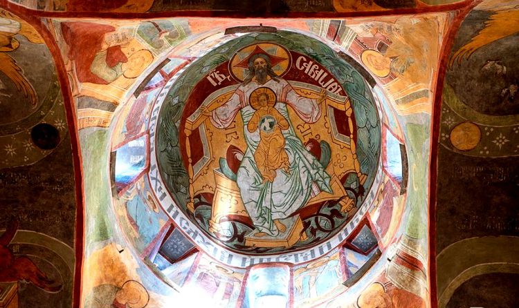 Не раз ставилась под сомнение правильность купольной росписи Успенского храма