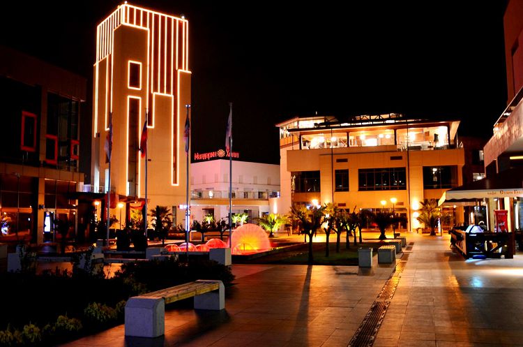 На территории Мандарин холла есть развлечения и днем и ночью