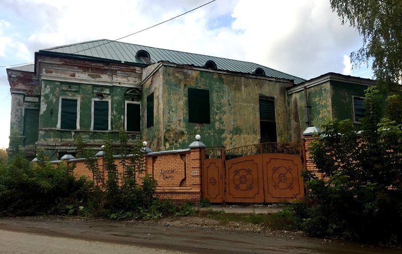 Белая мечеть без минарета ожидает своего возвращения к жизни