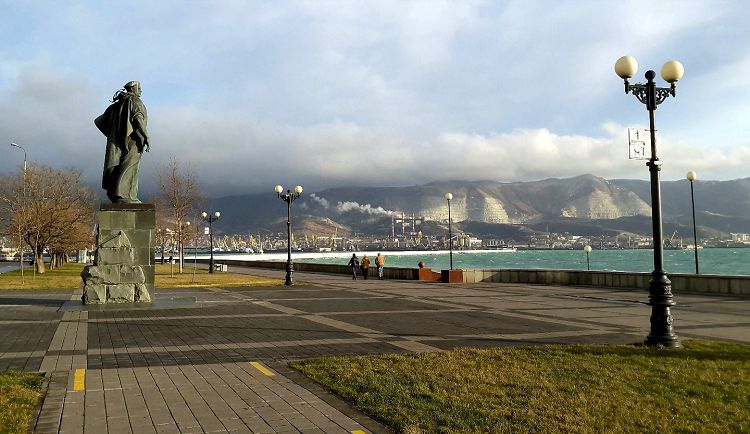 Грозовые тучи спускаются на Новороссийск обычно с гор