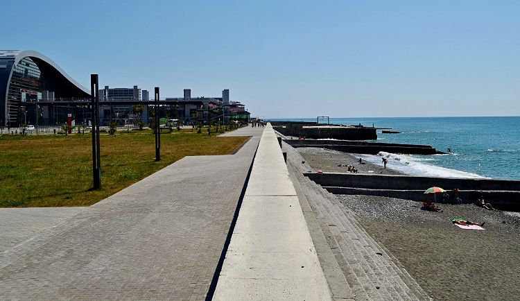 Многие отдыхающие хорошо отзываются о Привокзальном пляже