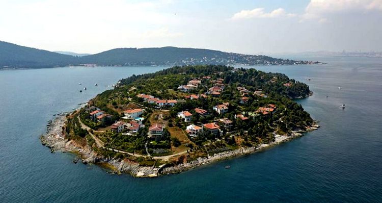 Остров Седеф именуется также островом Фисташковым или Перламутровым