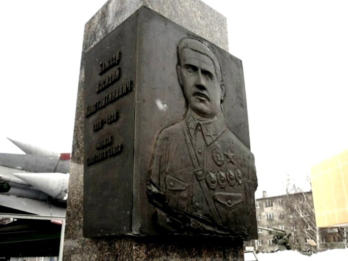 Рельеф В.Блюхера на Аллее полководцев у Музея Боевой славы