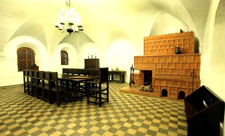 Казенная палата с изразцовым камином сегодня служит и концертным залом