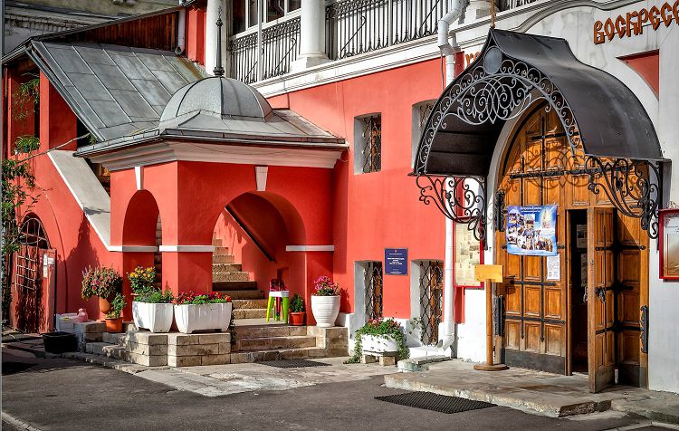 Вход в Спасский храм находится во дворе