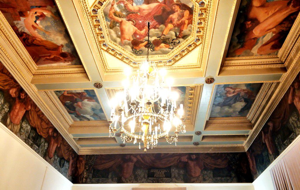 Потолок Малого зала был расписан Лансере