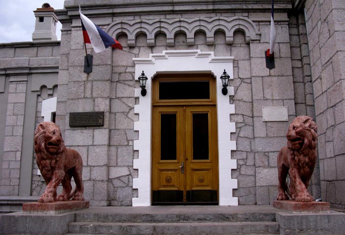 Терракотовые львы встречают гостей у входа во дворец