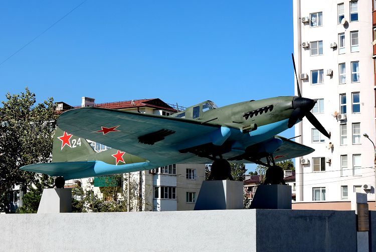 От жанровой композиции "Ил-2" можно прогуляться по Скверу 75-летия Победы