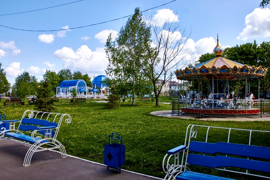 В Скарятинском саду сегодня можно очень хорошо отдохнуть и развлечься В Скарятинском саду сегодня можно очень хорошо отдохнуть и развлечься