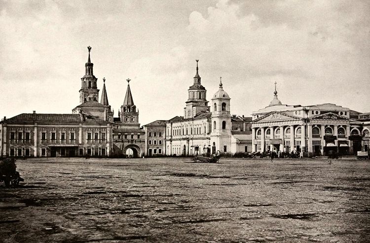 Здание Главной аптеки находилось слева от Воскресенских ворот