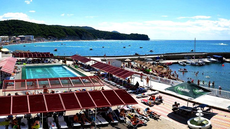 Территория Яхт-Клуба с бассейном также относится к пляжу "Торнадо"