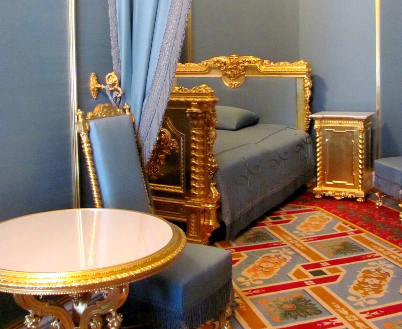 Опочивальня отличалась достоинством и сдержанным благородством