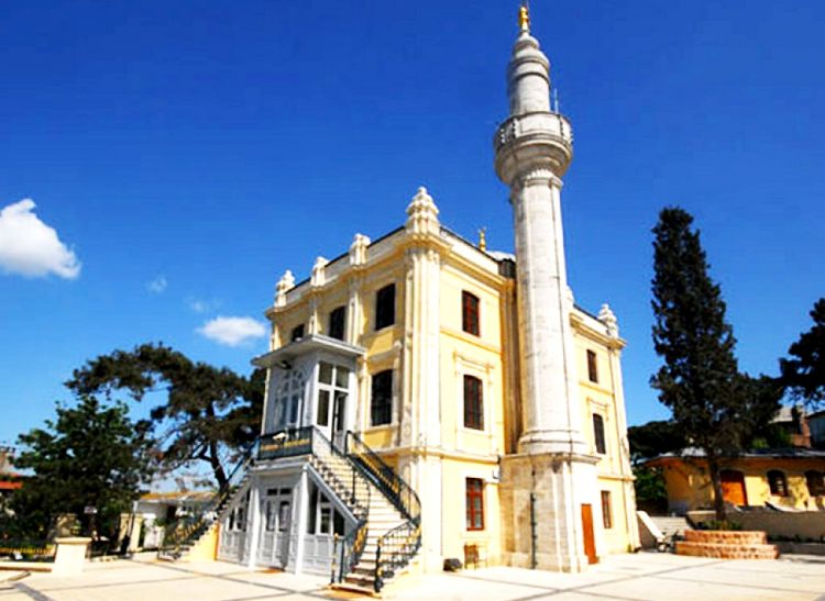 Проникновение на острова турков привело к сооружению мечетей. Мечеть Хамидие на Бююкаде