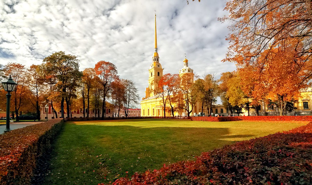 По территории Петропавловской крепости возможно только пешеходное передвижение