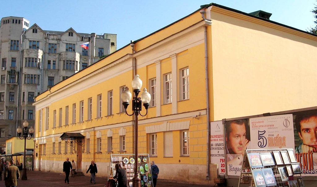 Дом № 37 был главным домом усадьбы В.Хованского в конце 18 столетия