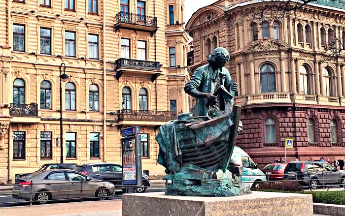 Памятник Царь-плотник на Адмиралтейской набережной Петербурга