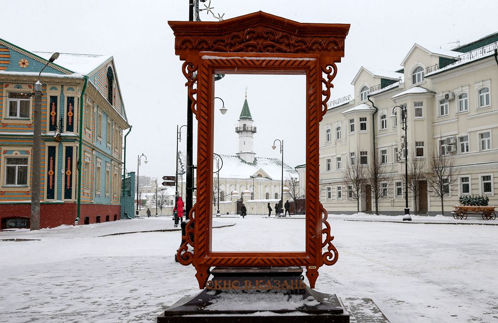 Жанровая композиция "Окно в Казань" находится на перекрестке улиц К.Насыри и Ф.Карима