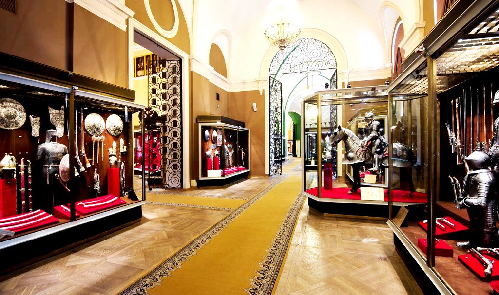 В Оружейной палате собиралось множество старинных доспехов и оружия