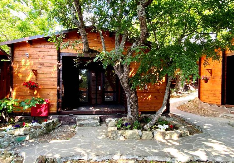 При желании можно остановиться на обной из местных баз отдыха