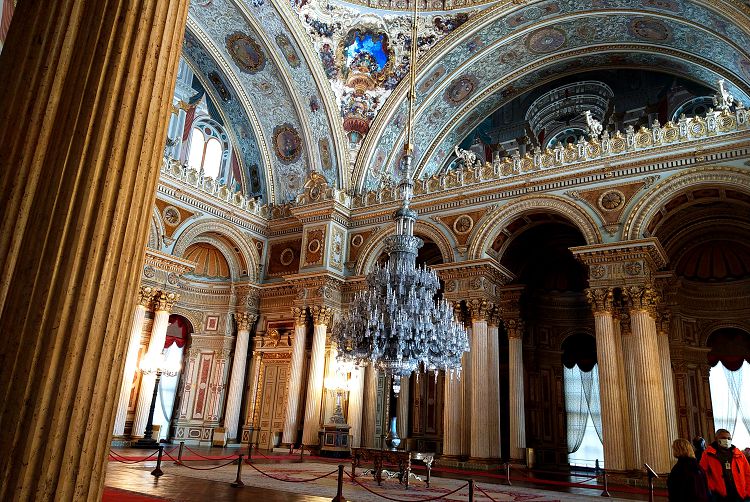 Роскошный Церемониальный зал украшен прекрасным подарком Королевы Виктории