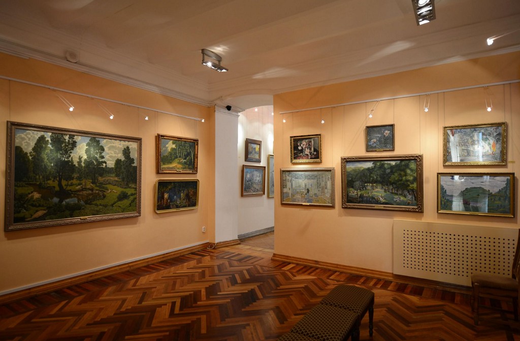 В залах картинной галереи